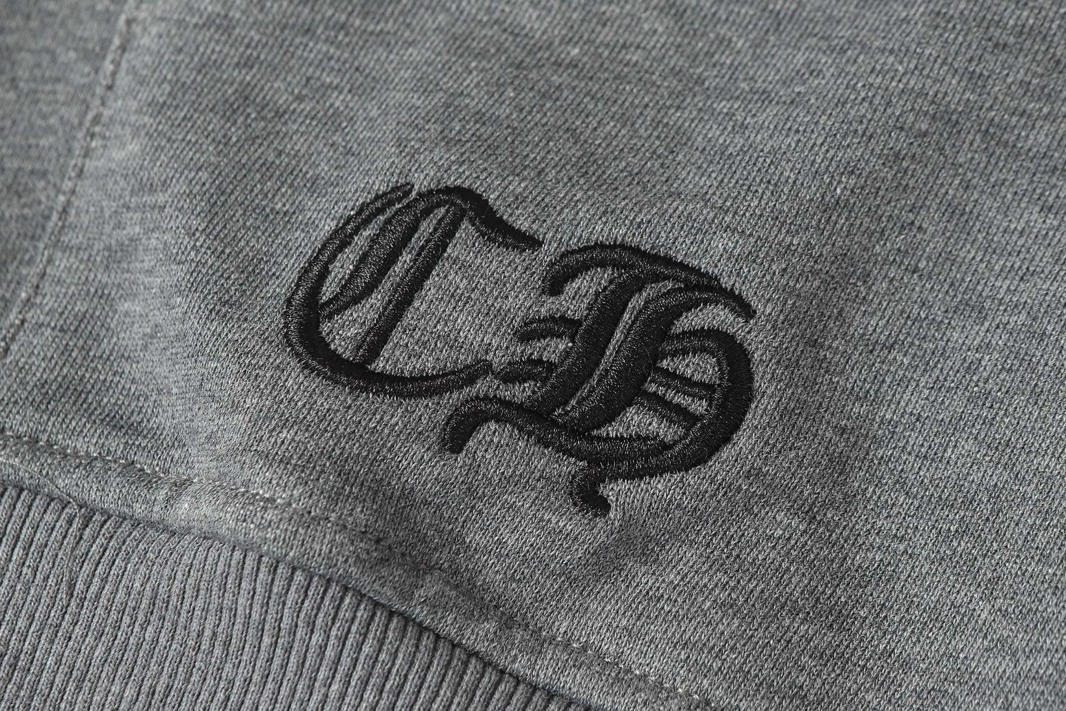 P280 Cross-border running quantity model, please do not place an order if you pursue quality - Chrome Hearts/Chrome Hearts Sanskrit embroidered high-density zipper sweatshirt cardigan jacket - High weight, high density and high quality. The wool is soft, delicate and skin-friendly. Soft and silky to the touch. Excellent warmth and skin-friendly properties. - Custom-woven and custom-dyed, no color difference. No matter the fabric or workmanship details, it beats the ordinary version on the market. - Hardware zipper accessories are all customized, full of details - Color: black gray - Size: S M L XL